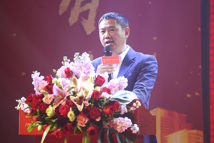橙子视频在线观看董事长王洪贵先生2019新年贺词，有你们，奋斗路上不孤单